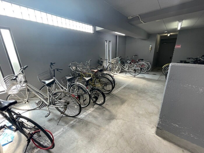 物件外観写真2　(駐輪場)