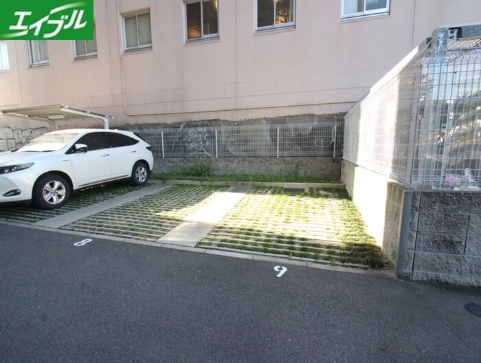 物件外観写真2　(駐車場)