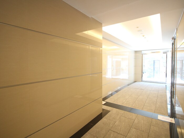 物件外観写真4　(エントランス部分)