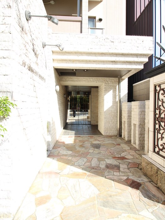 物件外観写真2　(エントランス部分)