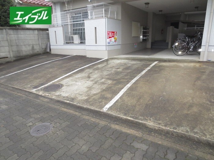 物件外観写真2　(駐車場)