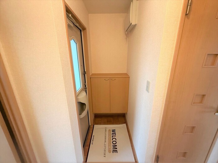 物件内観写真4　(玄関)