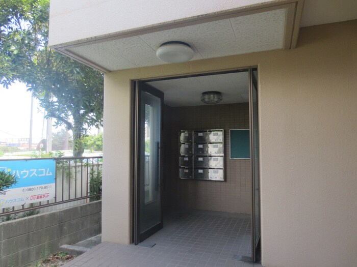 物件外観写真3　(エントランス部分)