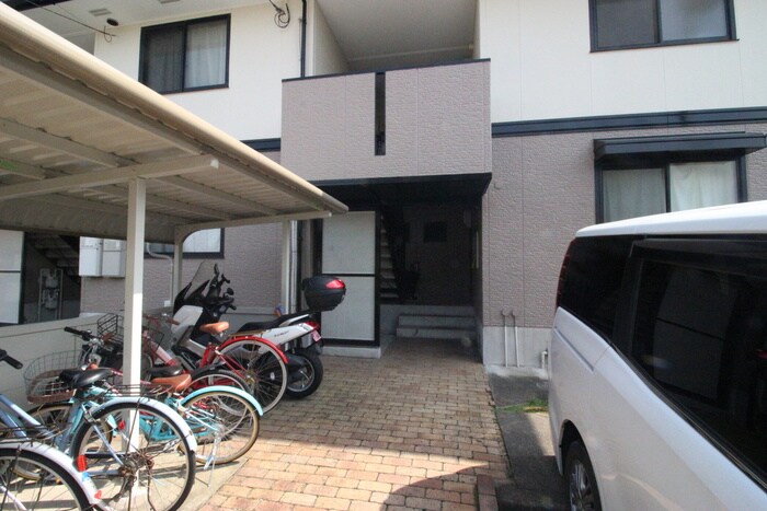 物件外観写真3　(エントランス部分)