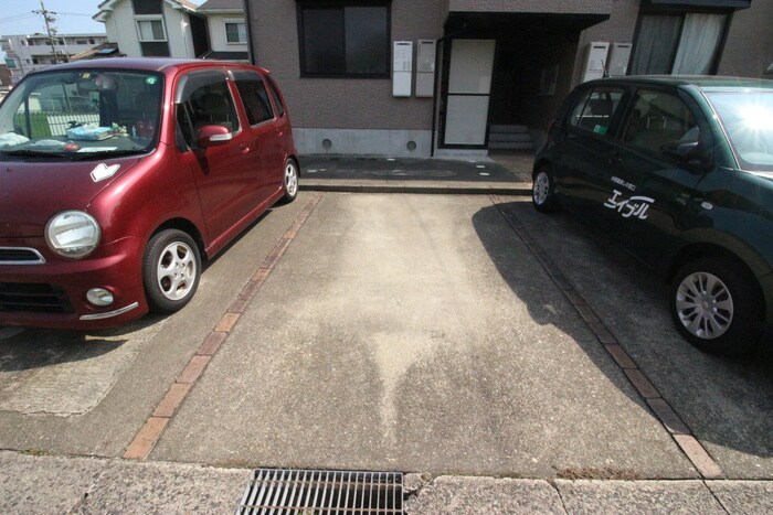 物件外観写真4　(駐車場)