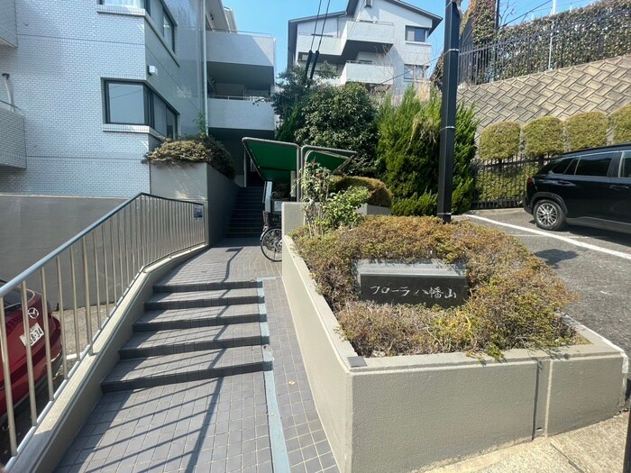 物件外観写真4　(エントランス部分)