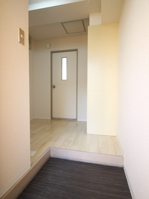 物件内観写真10　(玄関)