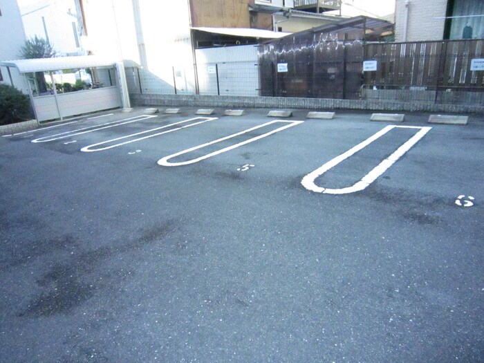 物件外観写真3　(駐車場)