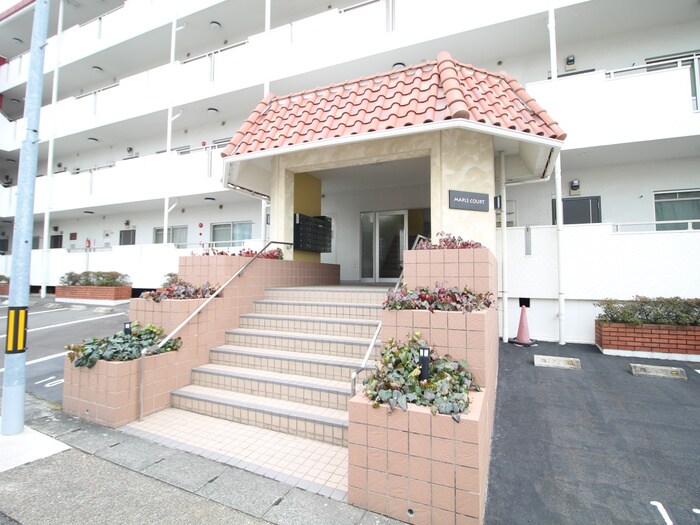 物件外観写真3　(エントランス部分)