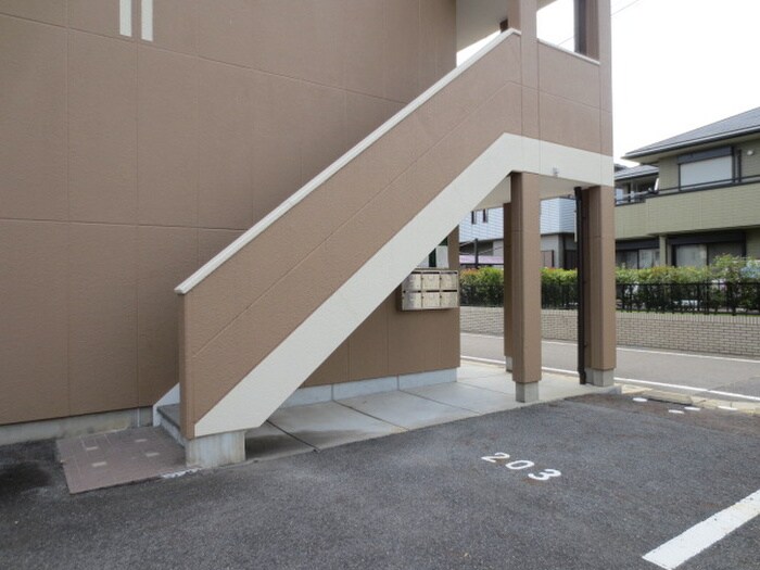 物件外観写真6　(エントランス部分)