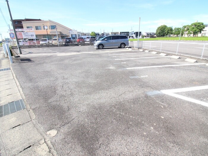 物件外観写真2　(駐車場)
