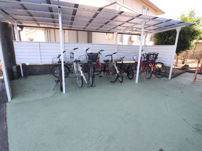 物件外観写真4　(駐輪場)