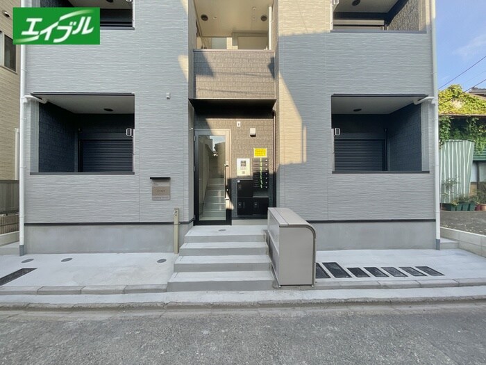 物件外観写真2　(エントランス部分)