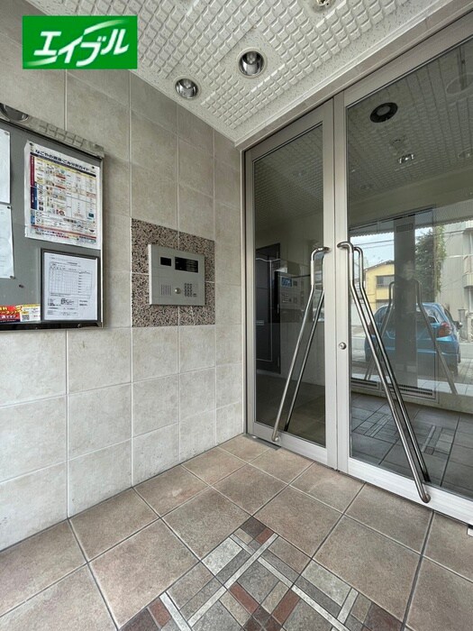 物件外観写真3　(エントランス部分)