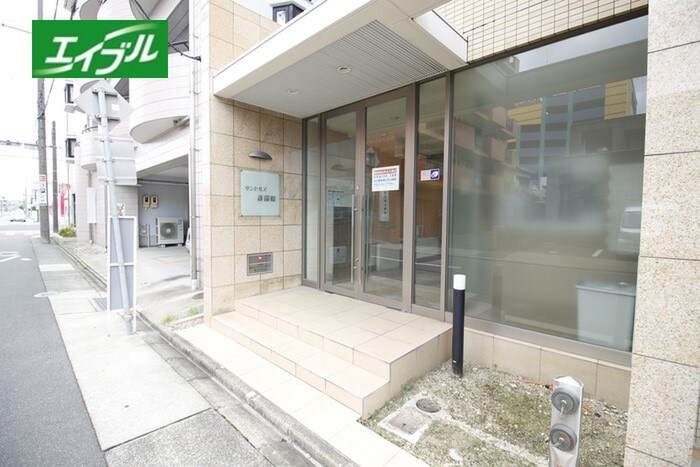 物件外観写真2　(エントランス部分)