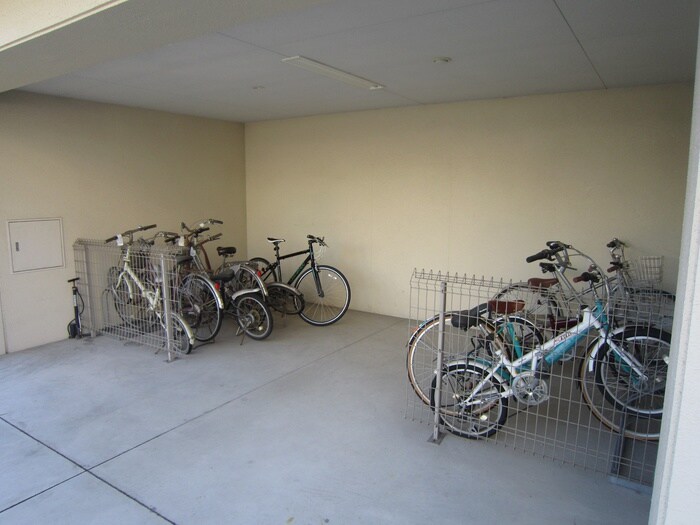 物件外観写真4　(駐輪場)