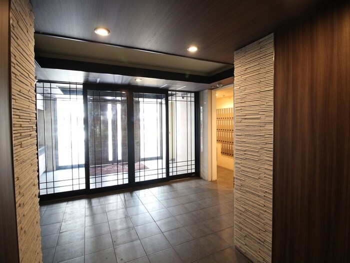 物件外観写真6　(エントランス部分)