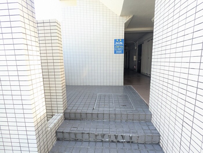 物件外観写真4　(エントランス部分)