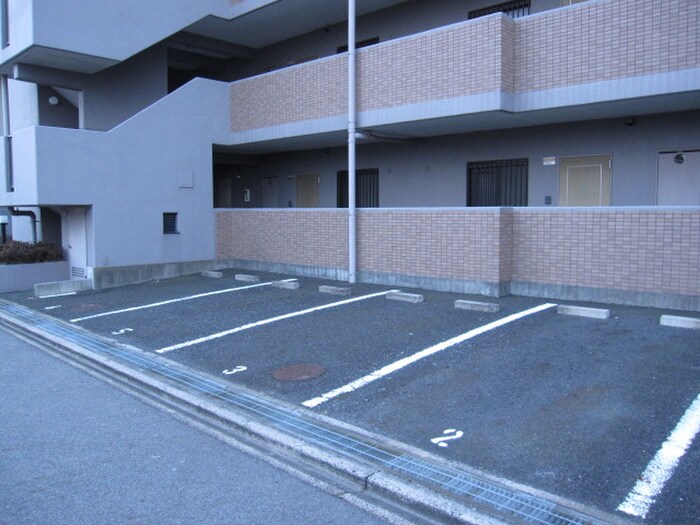 物件外観写真4　(駐車場)