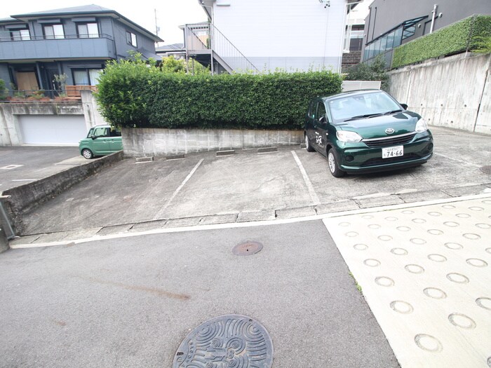 物件外観写真2　(駐車場)