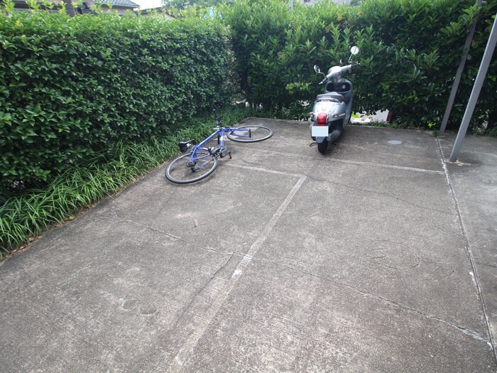 物件外観写真3　(駐輪場)