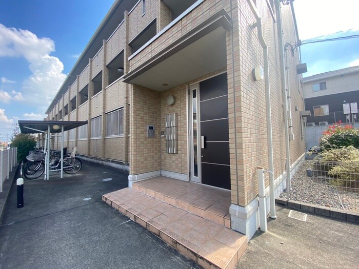 物件外観写真3　(エントランス部分)