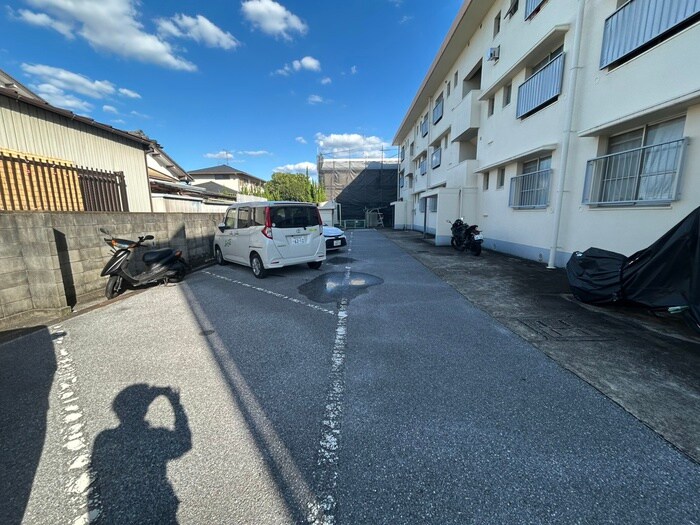 物件外観写真3　(駐車場)