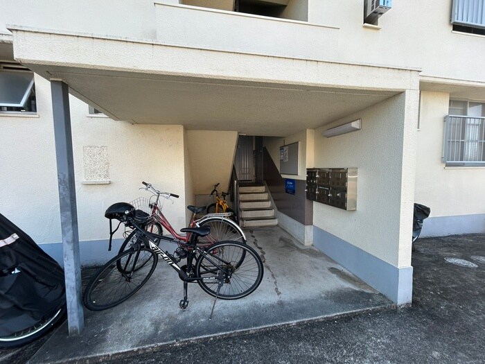 物件外観写真6　(エントランス部分)