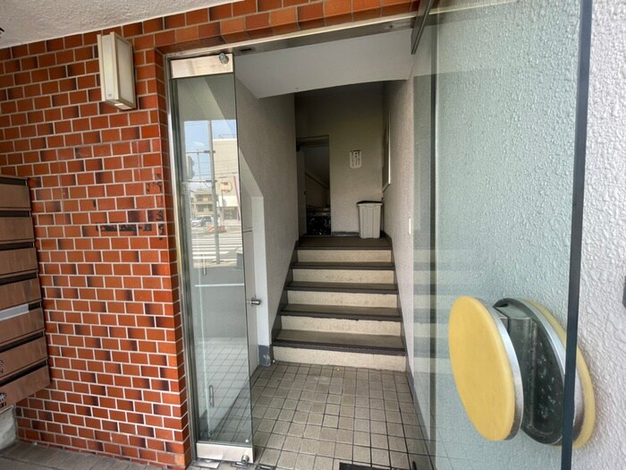 物件外観写真6　(エントランス部分)