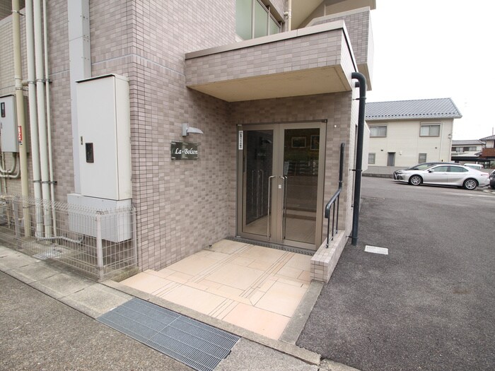 物件外観写真4　(エントランス部分)