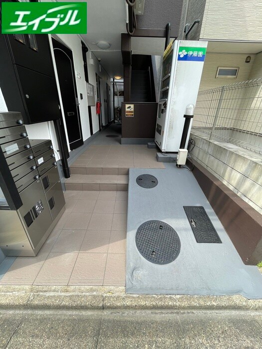 物件外観写真3　(エントランス部分)
