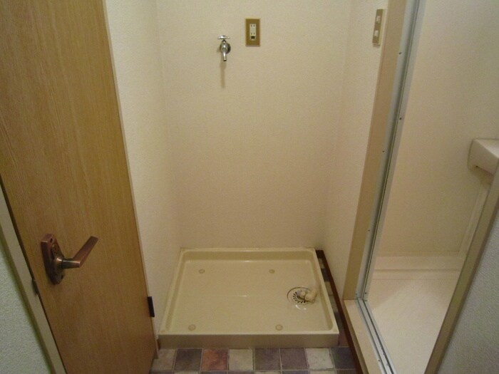 物件内観写真13　(洗濯機置場)