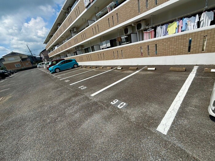 物件外観写真3　(駐車場)