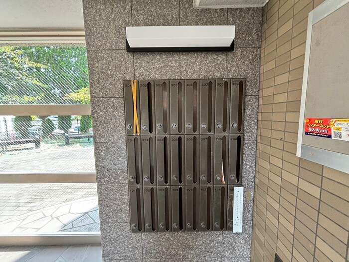 物件外観写真4　(エントランス部分)