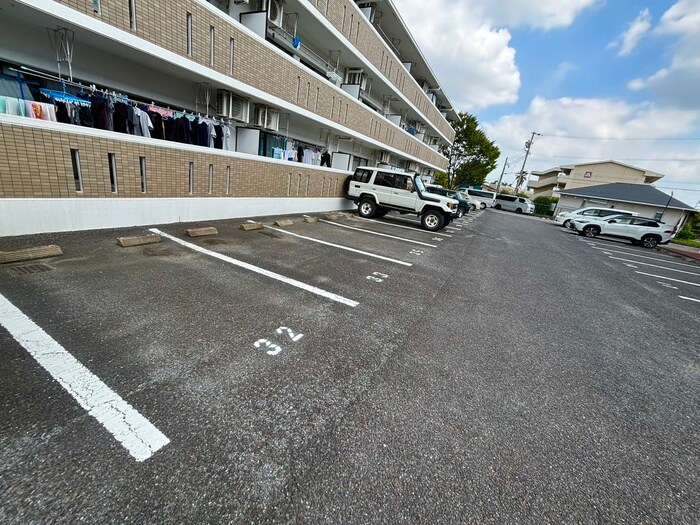 物件外観写真3　(駐車場)