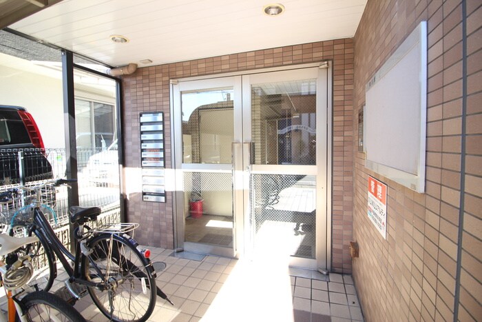 物件外観写真3　(エントランス部分)