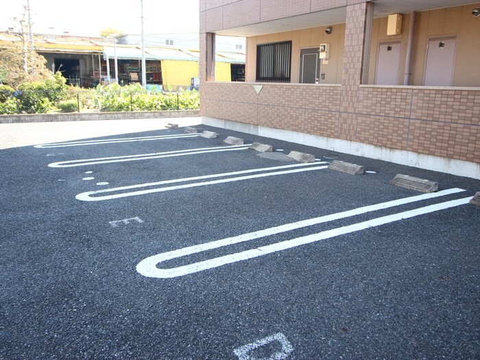 物件外観写真2　(駐車場)