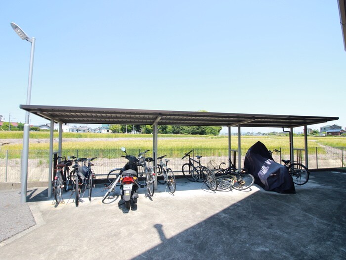 物件外観写真3　(駐輪場)