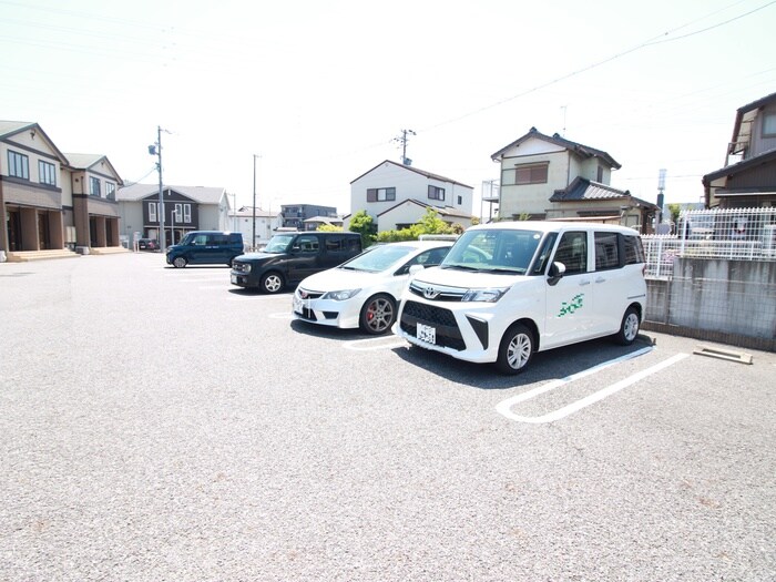 物件外観写真4　(駐車場)