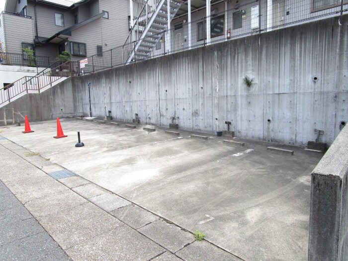 物件外観写真4　(駐車場)