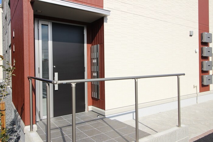 物件外観写真3　(エントランス部分)