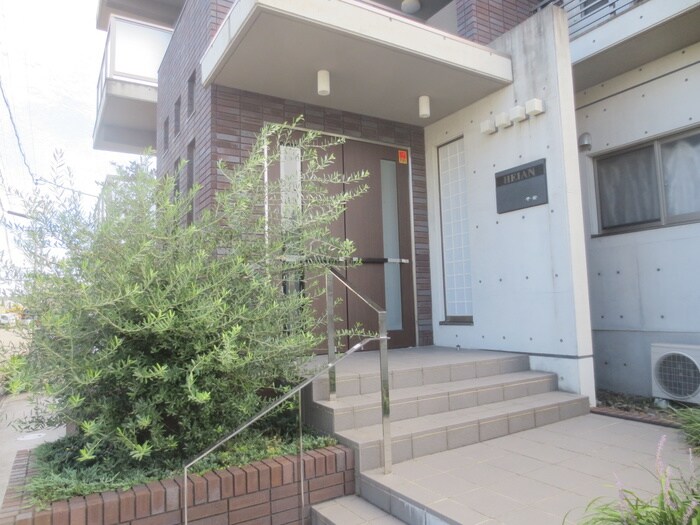 物件外観写真4　(エントランス部分)