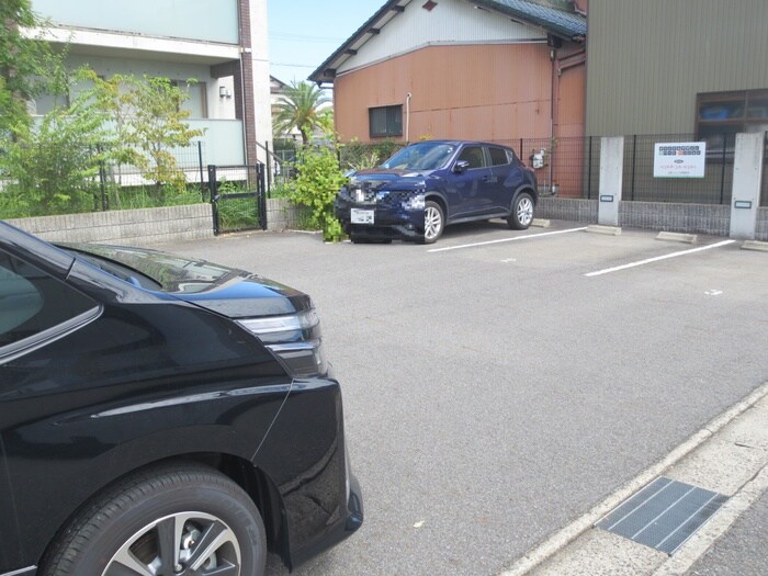 物件外観写真6　(駐車場)