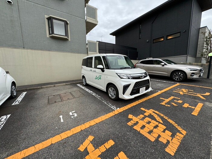 物件外観写真5　(駐車場)