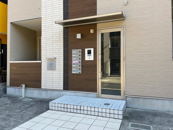物件外観写真2　(エントランス部分)