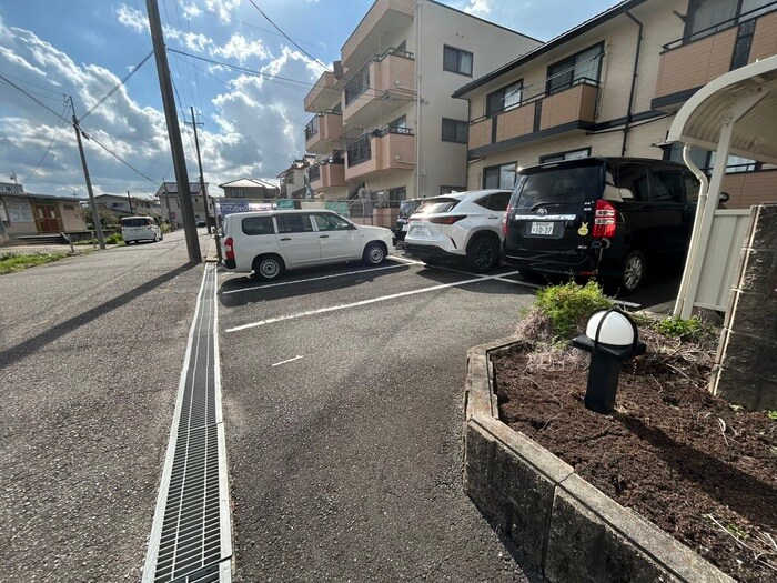 物件外観写真2　(駐車場)