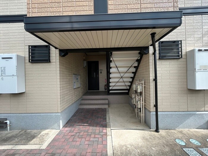 物件外観写真5　(エントランス部分)