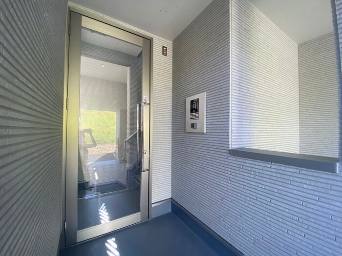 物件外観写真2　(エントランス部分)