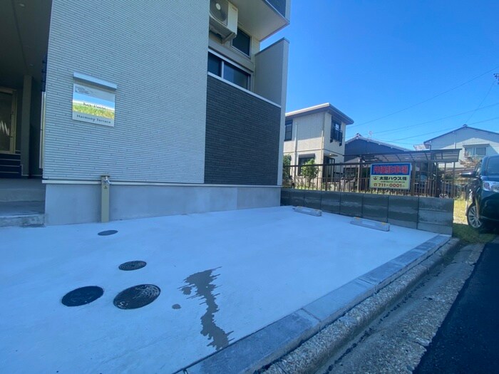 物件外観写真6　(駐車場)