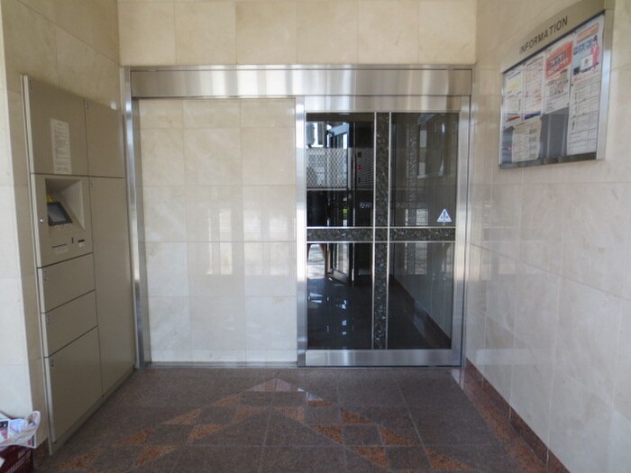 物件外観写真2　(エントランス部分)